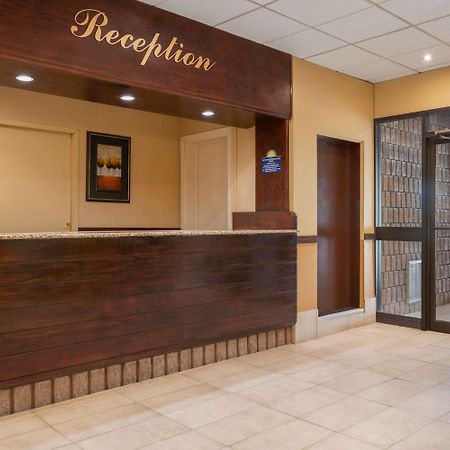 Days Inn By Wyndham Renfrew Conference Centre Esterno foto